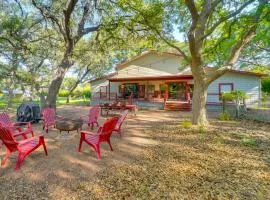 Peaceful Helotes Cabin Fire Pit, 9 Mi to Old Town