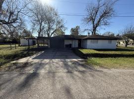 Charming 3-Bedroom Short-Term Rental in Port Neche, hotel in Port Neches