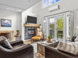 Charming Mountain Loft Pet Friendly Mountain Views!