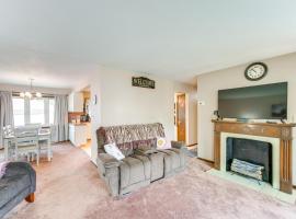 8 Mi to Cleveland Family Home with Fenced Backyard!, Hotel in Brooklyn