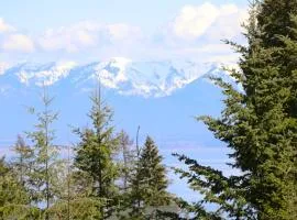 Rare Lakeside home with hot tub & lake views!