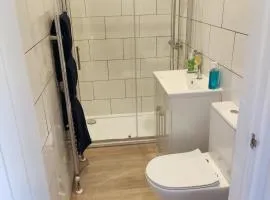 Self Check-in Micro Studio for max 2 guests in Central location RG4 with your own Kitchenette Bathroom Parking and Shared Garden