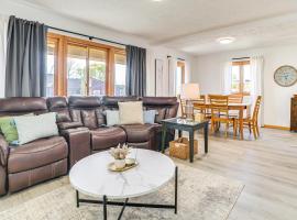 2 Living Areas! Cedar Home 11 Mi to Mt Holiday Ski, Hotel in Cedar