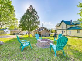 Cedar Home with Fire Pit and Grill about 3 Mi to Lakes, hotel v destinaci Cedar