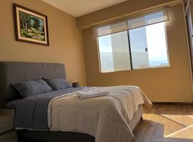 Apartamento c&eacute;ntrico y lujoso, hotel com estacionamento em Cochabamba