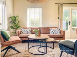 The Soultree - Stylish nature cottage near Schoorl dunes & Bergen beach, hotel di Warmenhuizen