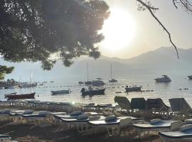 Holiday house by the sea, khách sạn ở Bijela