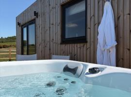 The Barn, Summerhill Farm Stays, hotel with hot tubs in Balmaclellan