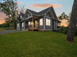 Modern Mountain Home with River Access, hotel a Ellijay