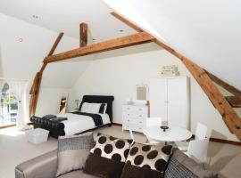 Fantastic Holiday Home 5 ensuite bedrooms Pool No Pets, Hotel in Désertines