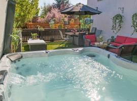 Huge 8 Bed Manor House with Hot Tub, Cinema Room, Games Room, hotel v destinaci Hailsham