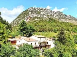 Nature getaway in cottage, hiking, pool, climbing
