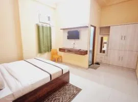 Hotel Urban Guest House - Premium Family Rooms Near Taj mahal - Inhouse parking- Free Unlimited 5g Internet - Best Rated Area For Tourist - 2 min Distance to Tajmahal