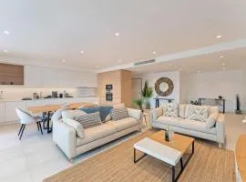 Luxury 3BR Sea Views, Pool, Sauna, Gym