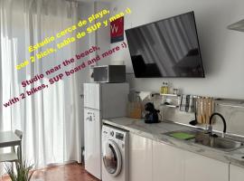 La Manga km 0, pisos estudios - planta baja - 100m de la playa - studio flats - ground floor - 100m from the beach, cada con bicis & tabla SUP, piscina & p&aacute;del & tenis & m&aacute;s - each with bikes & SUP board, pool & paddle & tennis & more