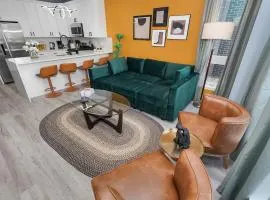 Spacious 3BR Family Oasis Sleeps 8 with Free Parking Near Medical District, Douglas Park and University of Illinois Chicago