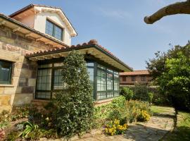 Casa Parbayón–Encanto entre Jardines y Luz Natural, hôtel à Parbayón