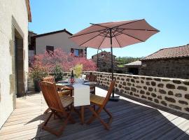 Maison de charme à Polignac: terrasse ensoleillée, randonnées, proche Puy-en-Velay - FR-1-582-58, hotel en Polignac