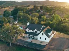 Wine Country Modern Farmhouse With Heated Pool, Hot Tub, Cybertruck