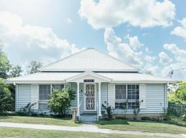 House of Joy 4 Bedroom Central Home with Pool, hotel a Coalfalls