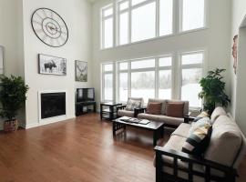 Entire Home in Lake of Bays -Huntsville Muskoka Algonquin, hotel v destinaci Dwight
