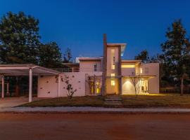 Golfing Twins Villa by StayJade Jacuzzi Pool Table PS5, hotel v destinaci Sarjāpur