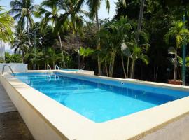 Modern apartment in the Ixtapa hotel area, hotel na praia em Ixtapa