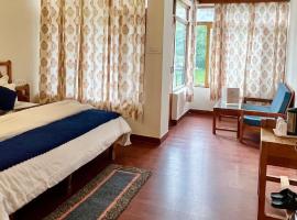 Tourist Hotel 10 minutes walking distance from the mall, hotel sa Manāli