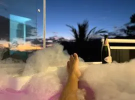 Casa com piscina de borda infinita e hidromassagem com vista