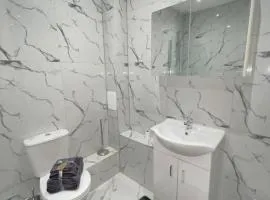 3 Bedroom Apartment - Flitwick - Contractor Friendly - Tourist Ready - Full Kitchen - WiFi - Smart TV - Sofa Bed - FREE Parking - Ideal for Short or Long Stays