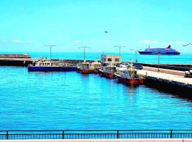 貸別荘 Dolphiｎ AQUA 淡路島，洲本市的海灘飯店