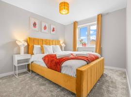 Modern 4-Bed Close to Jaguar Whitley City C…, Hotel in Parkside
