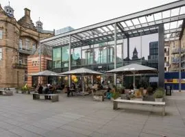 Stylish Apartment in QuarterMile Balcony & Garden View