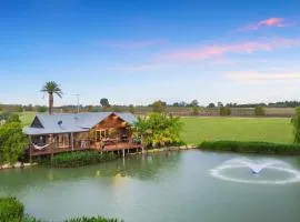 Lilies Lakeside Spa Villa - 2 Bedroom