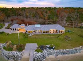 Bay Estate by AvantStay Waterfront Private Pond