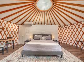OT 3515L Texas Yurt Haus Longhorn, khách sạn ở New Braunfels