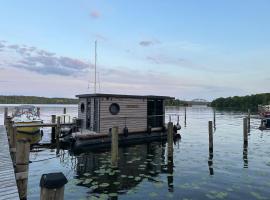 Hausboot Celina, hotel in Brandenburg an der Havel