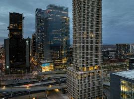 Moxy Montreal Downtown, hotel with hot tubs in Montréal