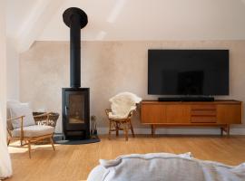 Stunning new 4 bed Penzance town Loft with parking、ペンザンスのホテル