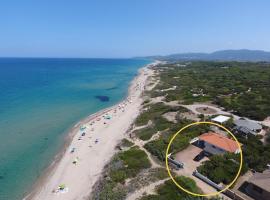 Independent villa on the beach, hotel sa La Ciaccia