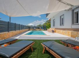 Holiday house Kristina with heated Pool, 10pax, hotel v destinaci Tugare