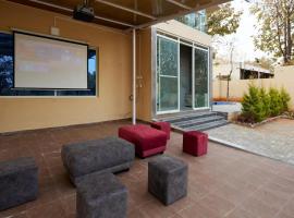 Villa Exotica by StayJade5bhkPoolACProjector, hotel en Denkanikota