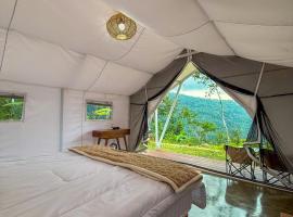 HappyNest Glamping and Villa Dieng, hotel v destinaci Garung