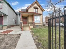 2nd-Floor Retreat in Vibrant Detroit 2 Bedroom