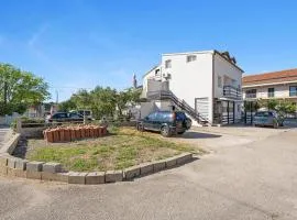 One Bedroom Cozy Apartment In Betina