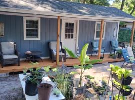 Tiny home barn style in backyard with Animals, hotel a Orlando