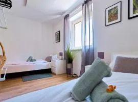 Praktisch&Zentral für Gruppen und Firmen-3 Schlafzimmer- 6 Personen-Parkplatz-Balkon-Stadtmitte-schnelles WLAN