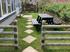 Bossiney Lodge Apartment, hotel in Tintagel