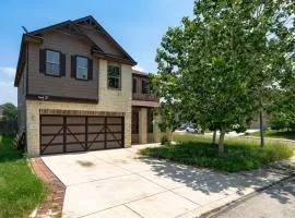 Family-Perfect 4BR House - Fenced Yard & Style
