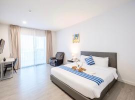 GRAND PA Hotel&Resort Lamphun Chiang Mai，南奔的有停車位的飯店